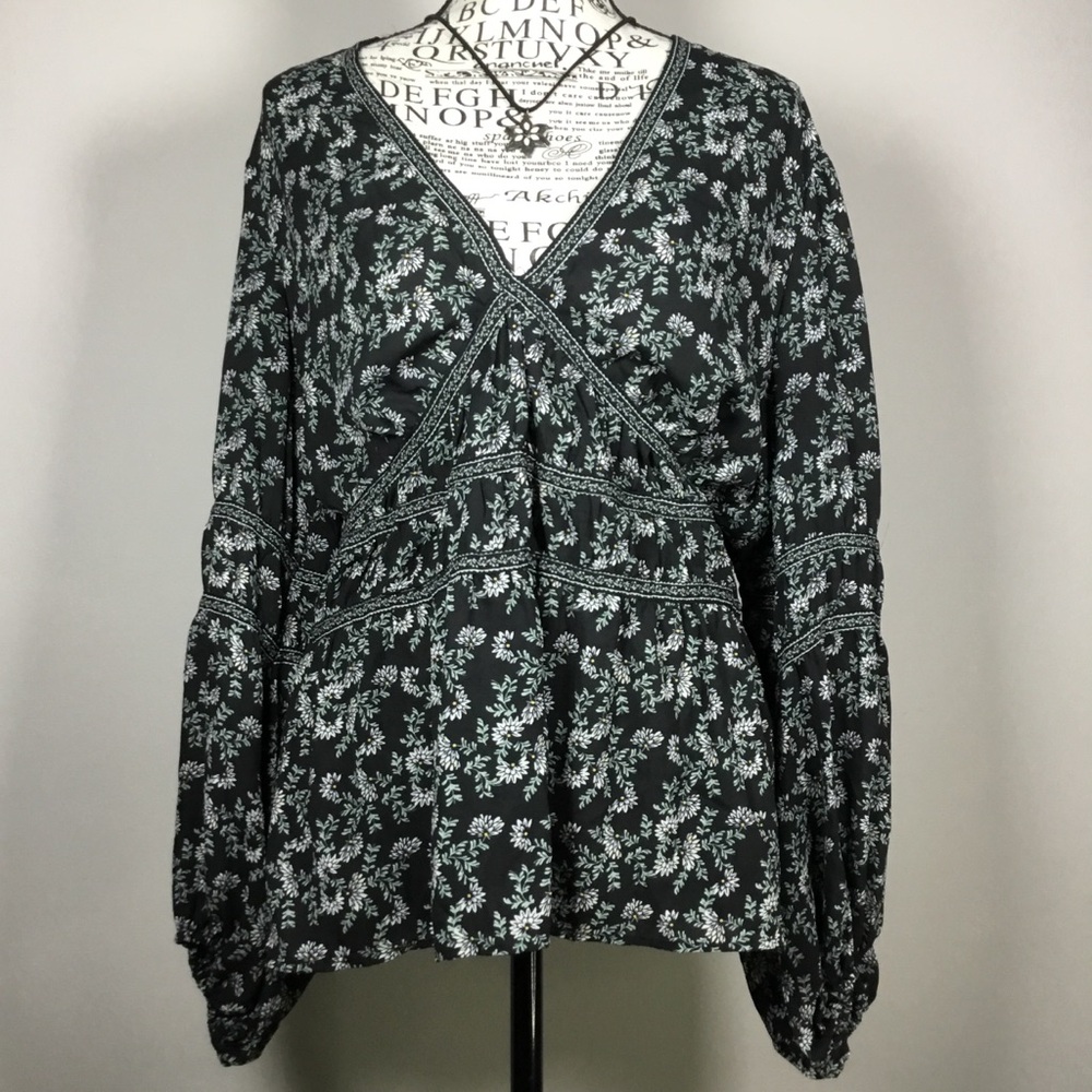 Black vee neck wenchy peasant tooling sleeve floaty top ling sleeve flowers sz L